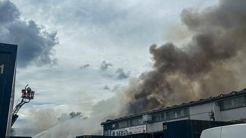 Löscharbeiten beim Lagerhallenbrand in Frankfurt-Griesheim mit großer Rauchentwicklung