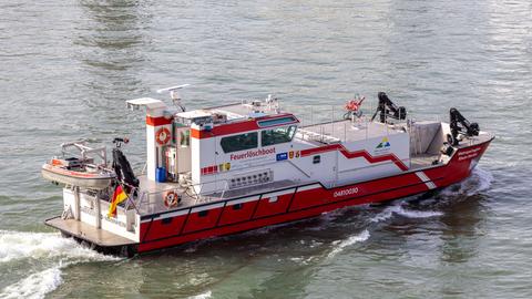 Feuerwehr-Löschboot auf dem Wasser