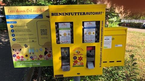 Ein gelber Kaugummiautomat mit der Aufschrift "Bienenfutterautomat"