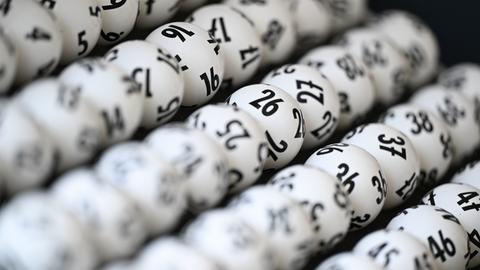 Lottokugeln in mehreren Reihen angeordnet