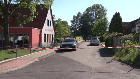 Die Straße, in der das Haus von Walter Lübcke liegt, wurde von der Polizei abgesperrt.