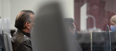 Der Angeklagte (l.) sitzt neben seinem Verteidiger Ashraf Abouzeid im Schwurgerichtssaal des Landgerichts Paderborn. 