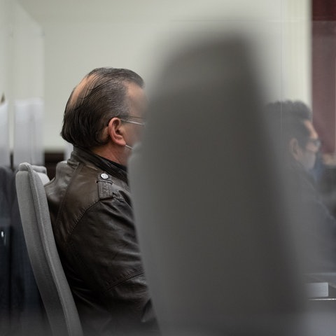 Der Angeklagte (l.) sitzt neben seinem Verteidiger Ashraf Abouzeid im Schwurgerichtssaal des Landgerichts Paderborn. 