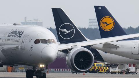 Eine Passagiermaschine der Lufthansa rollt auf dem Flughafen Frankfurt zum Start. 