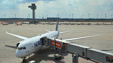 Eine Boeing 787 der Airline "Norse Atlantic Airways" steht am Gate auf dem Berliner Hauptstadtflughafen. 