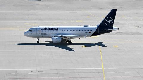 Ein Lufthansa-Flugzeug steht auf Betonboden.