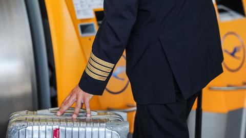 Ein Lufthansa-Pilot am Frankfurter Flughafen.