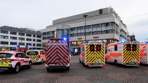 Rettungswagen parken vor dem Luisencenter.