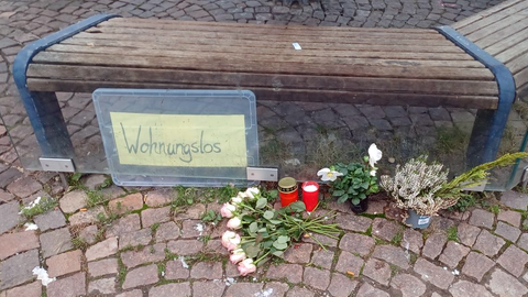 Noch immer legen Menschen Blumen am Tatort nieder und zünden Kerzen für den getöteten Obdachlosen an. 