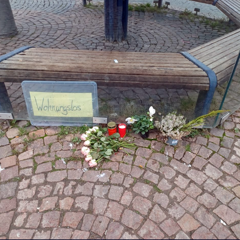 Noch immer legen Menschen Blumen am Tatort nieder und zünden Kerzen für den getöteten Obdachlosen an. 