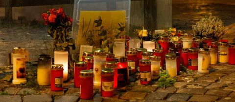 Auf dem Darmstädter Luisenplatz, wo der 57-Jährige zu Tode geprügelt wurde, haben Menschen Kerzen angezündet. 