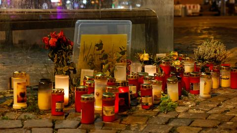Auf dem Darmstädter Luisenplatz, wo der 57-Jährige zu Tode geprügelt wurde, haben Menschen Kerzen angezündet. 