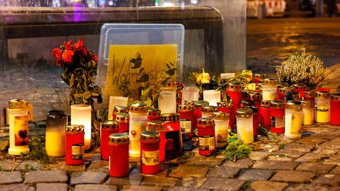 Auf dem Darmstädter Luisenplatz, wo der 57-Jährige zu Tode geprügelt wurde, haben Menschen Kerzen angezündet. 