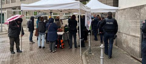 Aktivisten vor Gerichtsgebäude in Frankfurt