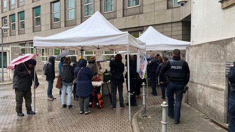 Aktivisten vor Gerichtsgebäude in Frankfurt