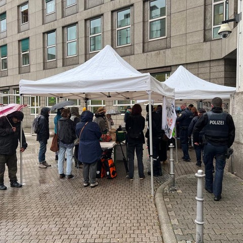 Aktivisten vor Gerichtsgebäude in Frankfurt