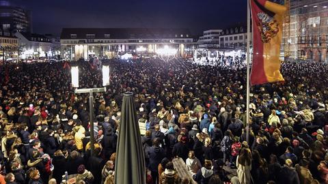 Rund 5.000 Menschen hören Bundespräsident Steinmeier bei einer Trauerveranstaltung auf dem Marktplatz zu. 