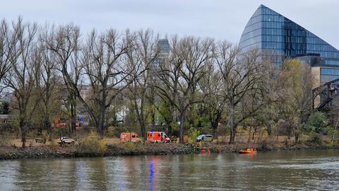 Rettungskräfte am Mainufer