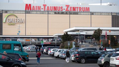 Der Parkplatz des Main-Taunus-Zentrum in Sulzbach im Main-Taunus-Kreis. 