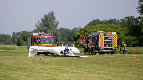 Ein Leichtflugzeug liegt auf dem Dach