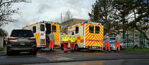 Rettungskräfte vor Schulgebäude