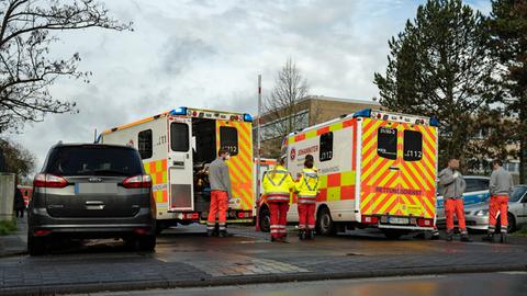 Rettungskräfte vor Schulgebäude