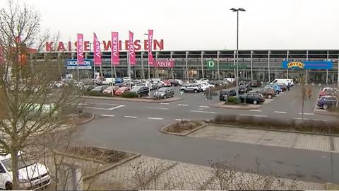 Parkplatz eines Einkaufszentrums mit Autos aus der Vogelperspektive fotografiert. 