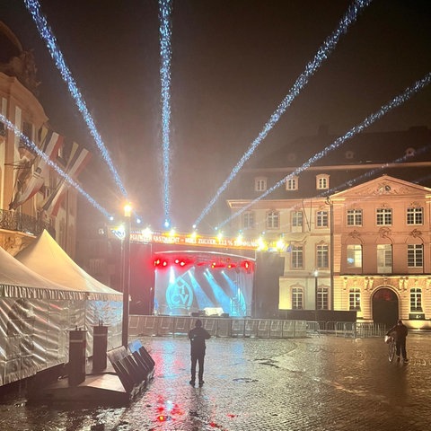 Lichter der Lichtbeamer im Himmel ausgehend von einer Bühne