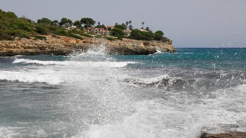 Cala Mendia an einem Tag mit Wellen.