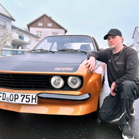 Oldtimer-Fan Marius Schlott hat seinen Opel Manta, Baujahr 1975,  für Dreharbeiten für den Film "Manta, Manta 2" verliehen