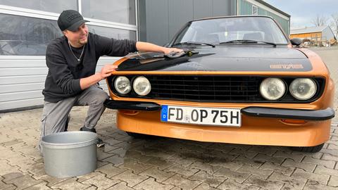  Manta-Fan Marius Schlott wäscht seinen Opel-Oldtimer per Hand