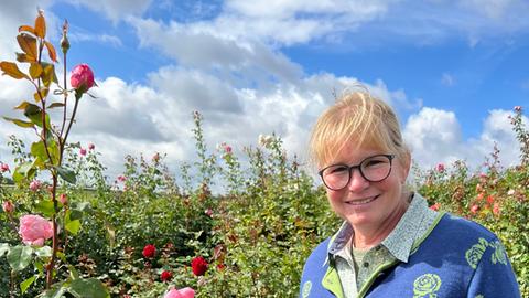 Rosenzüchtern Manuela Dräger mit der "Queen Elizabeth"-Rose 