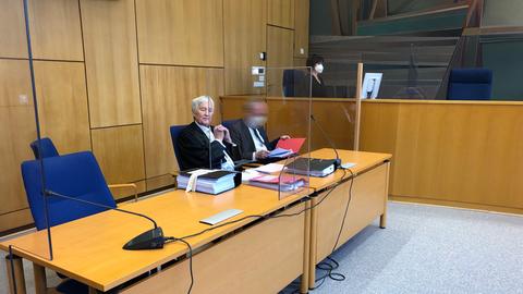 Der angeklagte Richter und sein Anwalt vor Gericht.