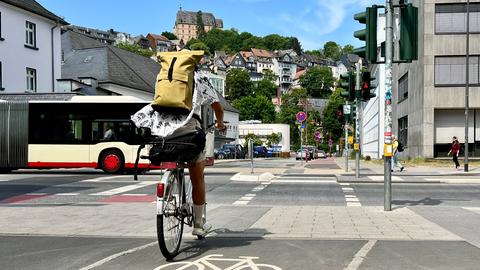Blick auf die Oberstadt in Marburg mit Radfahrer