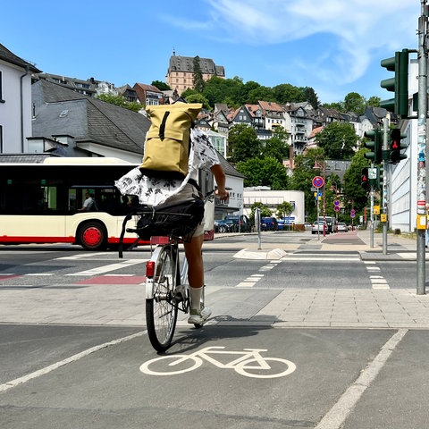 Blick auf die Oberstadt in Marburg mit Radfahrer