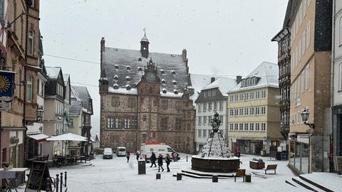 Blick auf den verschneiten Marburger Marktplatz