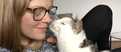 Nach neun Jahren wieder glücklich miteiander vereint: Lena Schmeltzer und ihre Katze "Pebbles".