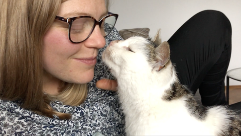 Nach neun Jahren wieder glücklich miteiander vereint: Lena Schmeltzer und ihre Katze "Pebbles".