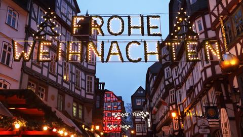 Adventsmarkt am Marktplatz in Marburg mit Lichterkette "Frohe Weihnachten"