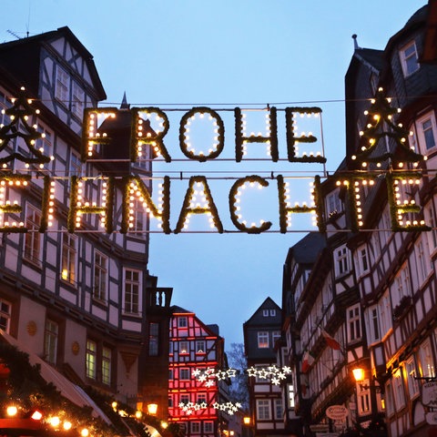 Adventsmarkt am Marktplatz in Marburg mit Lichterkette "Frohe Weihnachten"