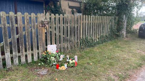 Kerzen am Fundort der Leiche vor einem Zaun in Bad Emstal.