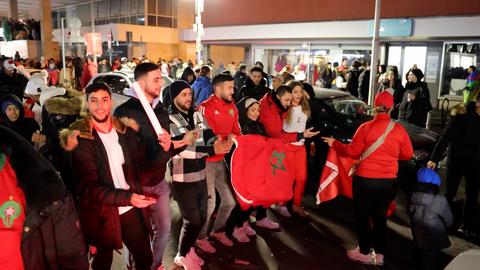 Fans der marokkanischen Fußballmannschaft feiern auf Straßen in Frankfurt den Einzug ihres Teams ins WM-Viertelfinale