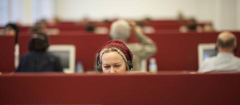 Ein Call-Center eines Meinungsforschungsinstitutes