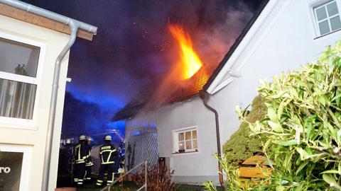 Feuerwehrleute im Einsatz, brennendes Dachgeschoss