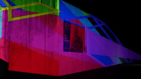 Grube Messel, Besucherzentrum bunt beleuchtet