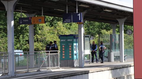 Mehrere Polizisten stehen am Bahngleis in Obertshausen, wo die Attacke mit dem Fleischerbeil geschah