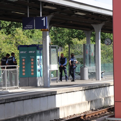 Mehrere Polizisten stehen am Bahngleis in Obertshausen, wo die Attacke mit dem Fleischerbeil geschah