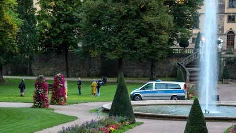 Ein Polizei-Fahrzeug steht im Fuldaer Schlossgarten