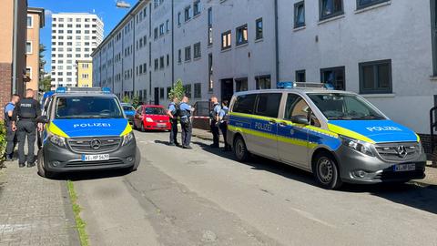 Polizeikräfte vor einem Mehrfamilienhaus in Frankfurt