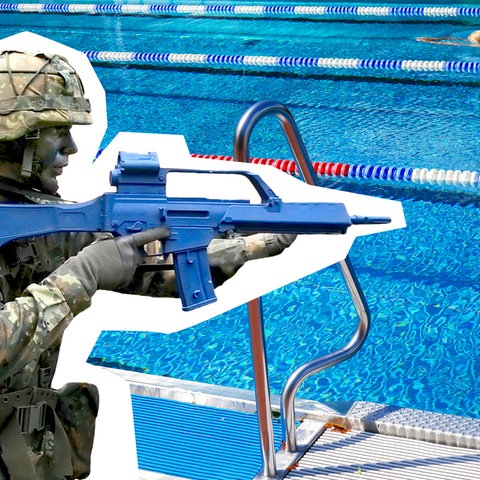 Bildmontage aus einem Foto eines Soldaten mit blauem, unechten Maschinengewehr im Anschlag und einem Symbolfoto Schwimmbad, auf dem man eine blaues Wasserfläche mit Abtrennungsketten sieht und im Hintrergund klein eine Schwimmerin.